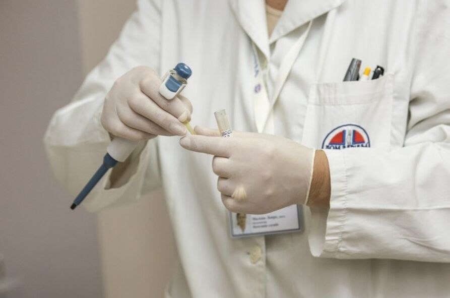 Médico diagnosticando virus do papiloma humano